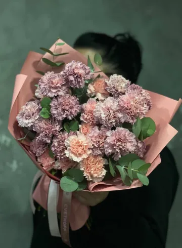 Букет гвоздика микс с эвкалиптом от интернет-магазина цветов в 