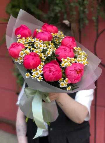 Букет с пионами и полевой ромашкой от интернет-магазина цветов в 