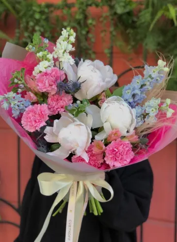 Летний сборный букет с белоснежными пионами от интернет-магазина цветов в 