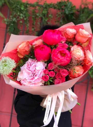 Сборный букет с пионами №1 от интернет-магазина цветов в 