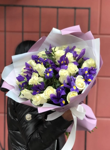 Букет из белых роз и ирисов от интернет-магазина цветов в 