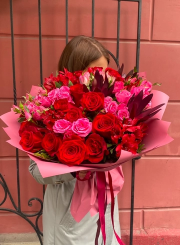 Сборный букет с красной розой и альстрамерией от интернет-магазина цветов в 