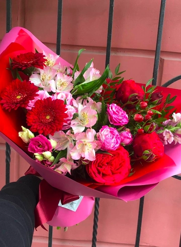 Сборный букет с пионовидной розой «Ред пиано» от интернет-магазина цветов в 