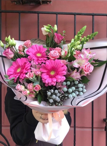 Нежный букет с брунией от интернет-магазина цветов в 