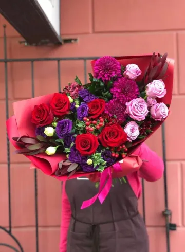Сборный букет красно-фиолетовый от интернет-магазина цветов в 