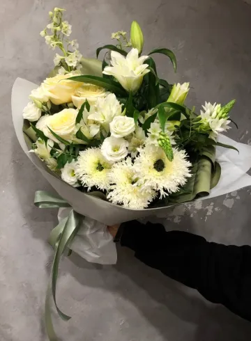 Сборный букет с пионовидной лилией от интернет-магазина цветов в 
