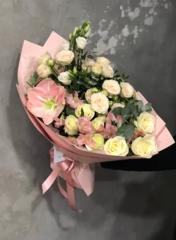 Сборный букет с аморилисом от интернет-магазина цветов в 