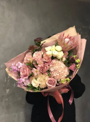 Авторский сборный букет с протеей от интернет-магазина цветов в 