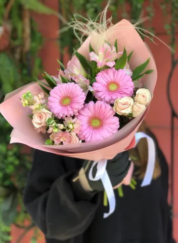 Нежный букет с герберой от интернет-магазина цветов в 