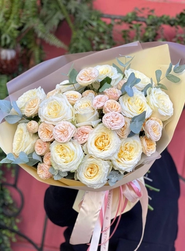 Букет с пионовидными розами и эвкалиптом от интернет-магазина цветов в 