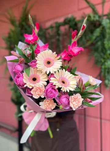 Сборный букет с гладиолусом №2 от интернет-магазина цветов в 