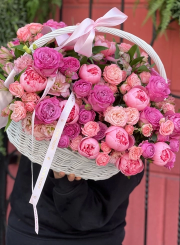 Авторская корзина с пионами  от интернет-магазина цветов в 