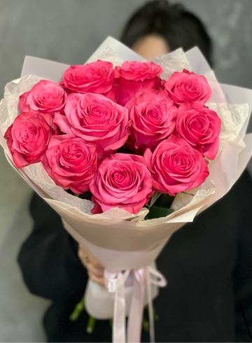 11 розовых роз в упаковке  от интернет-магазина цветов в 