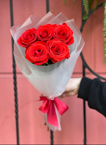 Монобукет из 5  эквадорских роз  от интернет-магазина цветов в 