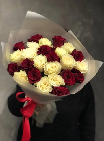 Букет из 25 красно-белых эквадорских роз от интернет-магазина цветов в 