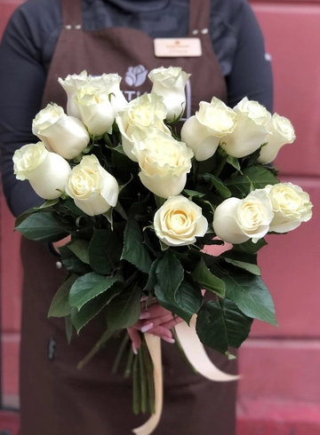 Букет из 15 белых роз под ленту  от интернет-магазина цветов в 