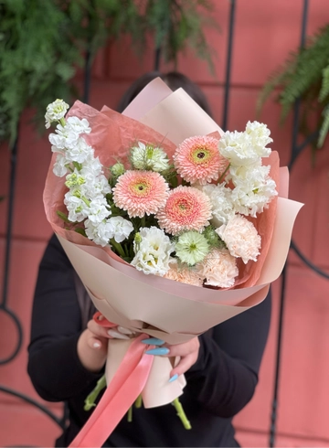 Сборный букет с сортовой герберой №45 от интернет-магазина цветов в 