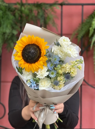 Сборный букет с подсолнухом «модерн» от интернет-магазина цветов в 