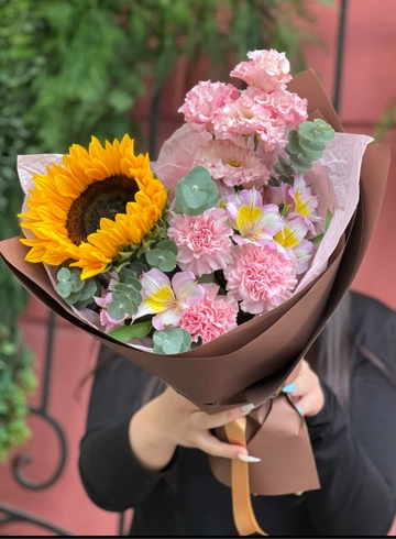Сборный букет с подсолнухом №9 от интернет-магазина цветов в 