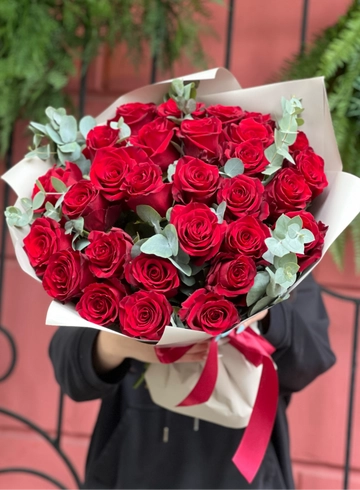 Букет из 29 красных роз с эвкалиптом от интернет-магазина цветов в 