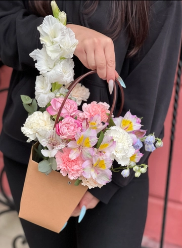 Стильная сумка с цветами №1 от интернет-магазина цветов в 