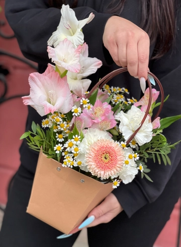 Стильная сумка с цветами №2 от интернет-магазина цветов в 