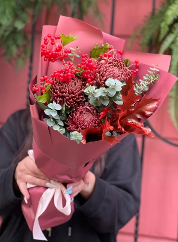 Сборный букет с сортовой хризантемой и ягодами №81 от интернет-магазина цветов в 