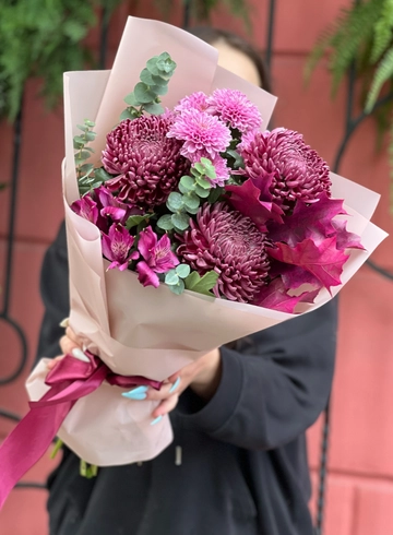 Сборный букет с сортовой хризантемой и ягодами №83 от интернет-магазина цветов в 