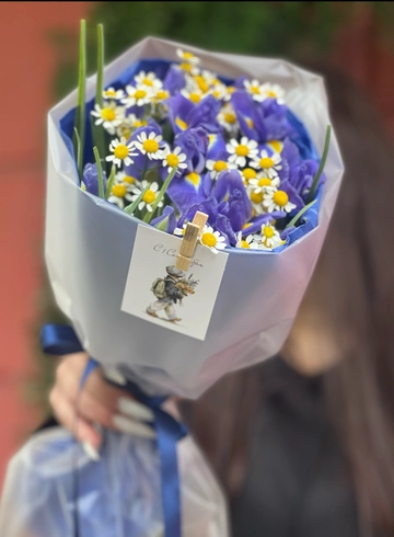 Микс ирисы и мини ромашка от интернет-магазина цветов в 