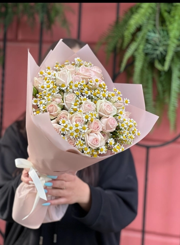 Букет из кустовых роз с ромашкой от интернет-магазина цветов в 