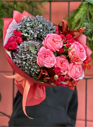 Сборный букет с сухоцветной гортензией и ягодами от интернет-магазина цветов в 