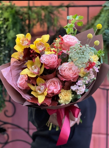 Сборный букет с орхидеей и пионовидной розой  от интернет-магазина цветов в 