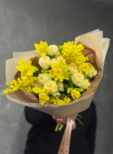 Сборный букет с мимозой  от интернет-магазина цветов в 