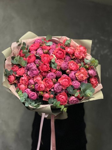 Микс из пионовидных кустовых роз с эвкалиптом от интернет-магазина цветов в 