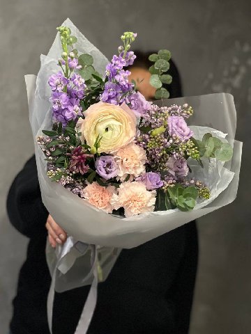 Сборный букет с сиренью и ранункулюсом от интернет-магазина цветов в 