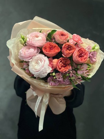 Сборный букет с ранункулюсами &laquo;розовая симфония&raquo; от интернет-магазина цветов в 