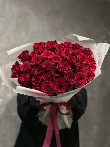 Букет из 35 красных роз в матовой пленке от интернет-магазина цветов в 
