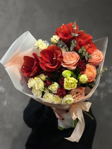 Сборный букет с амариллисом &laquo;факел любви&raquo; от интернет-магазина цветов в 