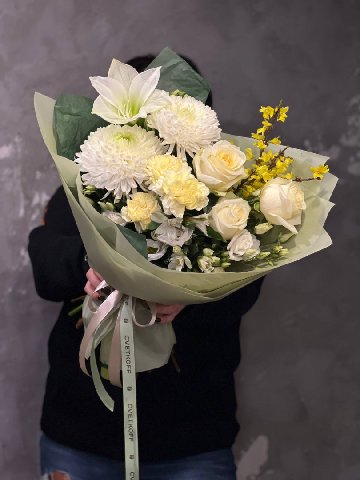 Сборный букет с лилией и цветущей форзицией &laquo;нежная симфония&raquo; от интернет-магазина цветов в 