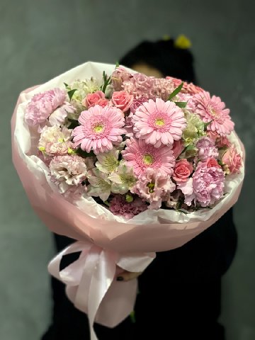 Сборный букет с герберой &laquo;зефирка&raquo; от интернет-магазина цветов в 