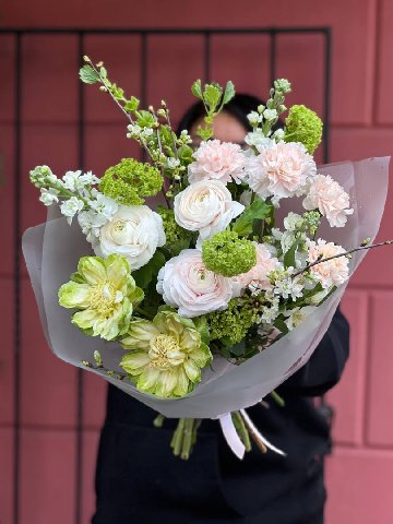 Яркий авторский букет с пионовидной розой &laquo;Вегги&raquo; от интернет-магазина цветов в 