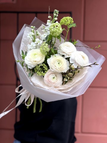 Сборный букет с ранункулюсами от интернет-магазина цветов в 