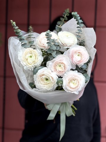 Моно букет с ранункулюсами и эвкалиптом от интернет-магазина цветов в 