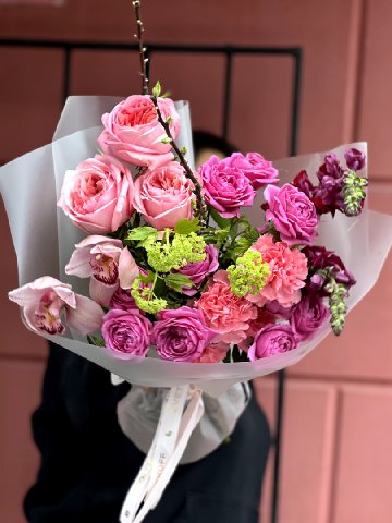 Яркий микс с пионовидными розами и орхидеей от интернет-магазина цветов в 