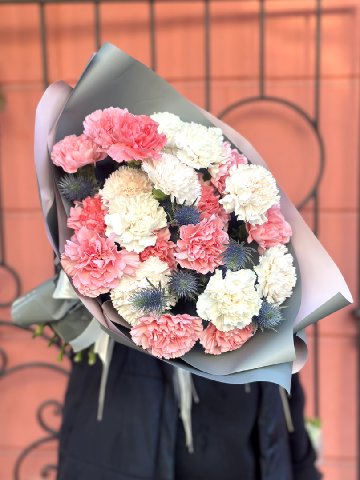 Микс из разноцветных гвоздик от интернет-магазина цветов в 