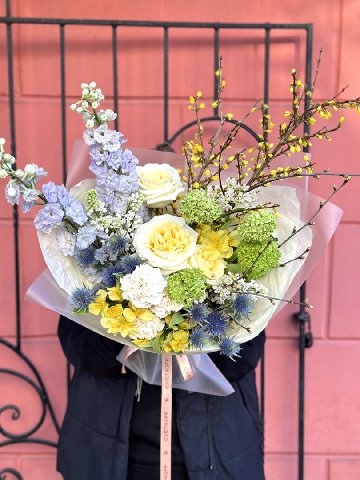 Авторский букет с цветущими ветками  &laquo;весеннее пробуждение&raquo; от интернет-магазина цветов в 